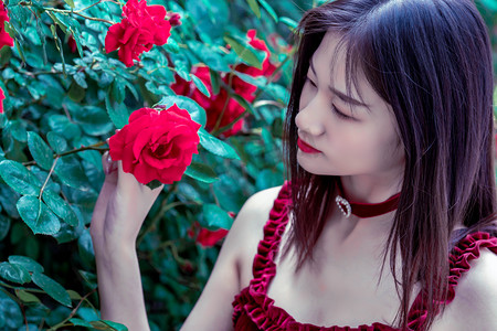 “锋刃-2025”国际狙击手射击竞赛进行“解救人质精准狙击”课目竞赛